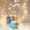 Lampka biurkowa TGX-788 LED, Lampka na biurko dla dzieci z pojemniczkiem na artykuły szkolne. Zmienna jasność oraz barwa światła. Ładowanie przez kabel micro USB.