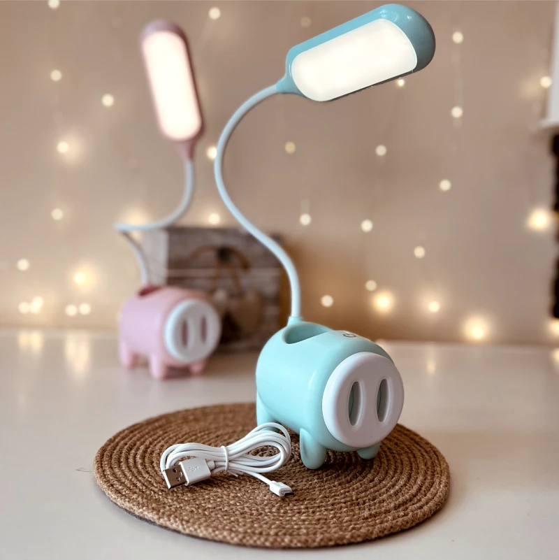 Lampka biurkowa TGX-788 LED, Lampka na biurko dla dzieci z pojemniczkiem na artykuły szkolne. Zmienna jasność oraz barwa światła. Ładowanie przez kabel micro USB.