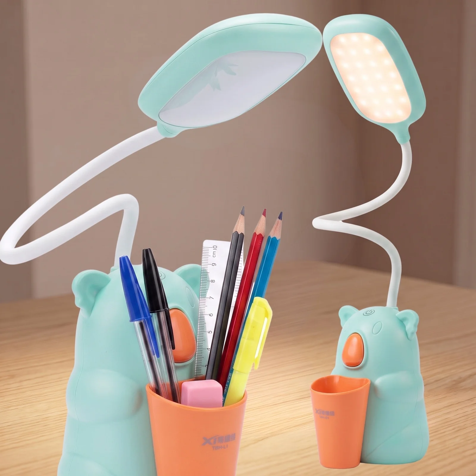 Lampka biurkowa dziecięca Koala LED, Lampka biurkowa dziecięca. 3 tryby jasności 250 Lm; neutralna barwa światła. Pojemniczek na artykuły szkolne