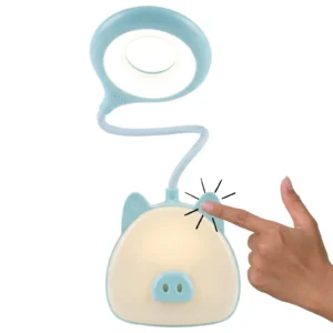 Lampka biurkowo-nocna 2w1Prosiątko LED, Podwójny akumuator. Zmienna jasność; neutralna barwa światła. Ładowanie przez kabel micro USB.