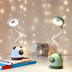 Lampka biurkowa dziecięca Miś LED, Lampka biurkowa dziecięca . 3 tryb jasności; delikatna barwa światła. Pojemniczek na artykuły szkolne.