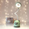 Lampka biurkowa dziecięca Miś LED, Lampka biurkowa dziecięca . 3 tryb jasności; delikatna barwa światła. Pojemniczek na artykuły szkolne.