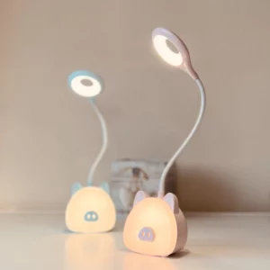 Lampka biurkowo-nocna 2w1Prosiątko LED, Podwójny akumuator. Zmienna jasność; neutralna barwa światła. Ładowanie przez kabel micro USB.