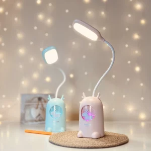 Lampka biurkowo-nocna Renifer LED, Lampka biurkowa 2w1. Zmienna jasność; gradient w lampce nocnej. Ładowanie przez kabel micro USB.