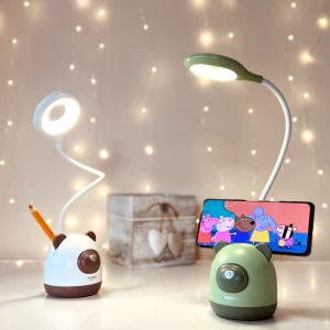 Lampka biurkowa dziecięca Miś LED, Lampka biurkowa dziecięca . 3 tryb jasności; delikatna barwa światła. Pojemniczek na artykuły szkolne.