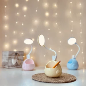 Lampka biurkowa dziecięca Króliczek LED, Lampka biurkowa dziecięca. 1 tryb jasności; delikatna barwa światła. Pojemniczek na artykuły szkolne