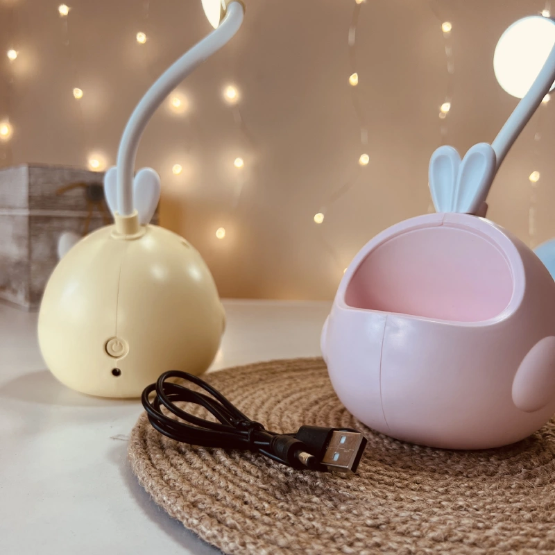 Lampka biurkowa dziecięca Króliczek LED, Lampka biurkowa dziecięca. 1 tryb jasności; delikatna barwa światła. Pojemniczek na artykuły szkolne