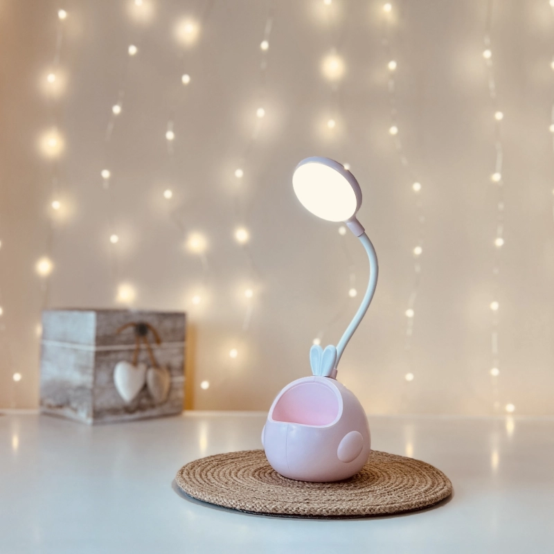 Lampka biurkowa dziecięca Króliczek LED, Lampka biurkowa dziecięca. 1 tryb jasności; delikatna barwa światła. Pojemniczek na artykuły szkolne