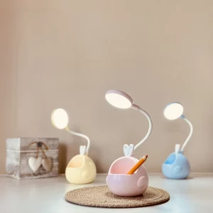 Lampka biurkowa dziecięca Króliczek LED, Lampka biurkowa dziecięca. 1 tryb jasności; delikatna barwa światła. Pojemniczek na artykuły szkolne