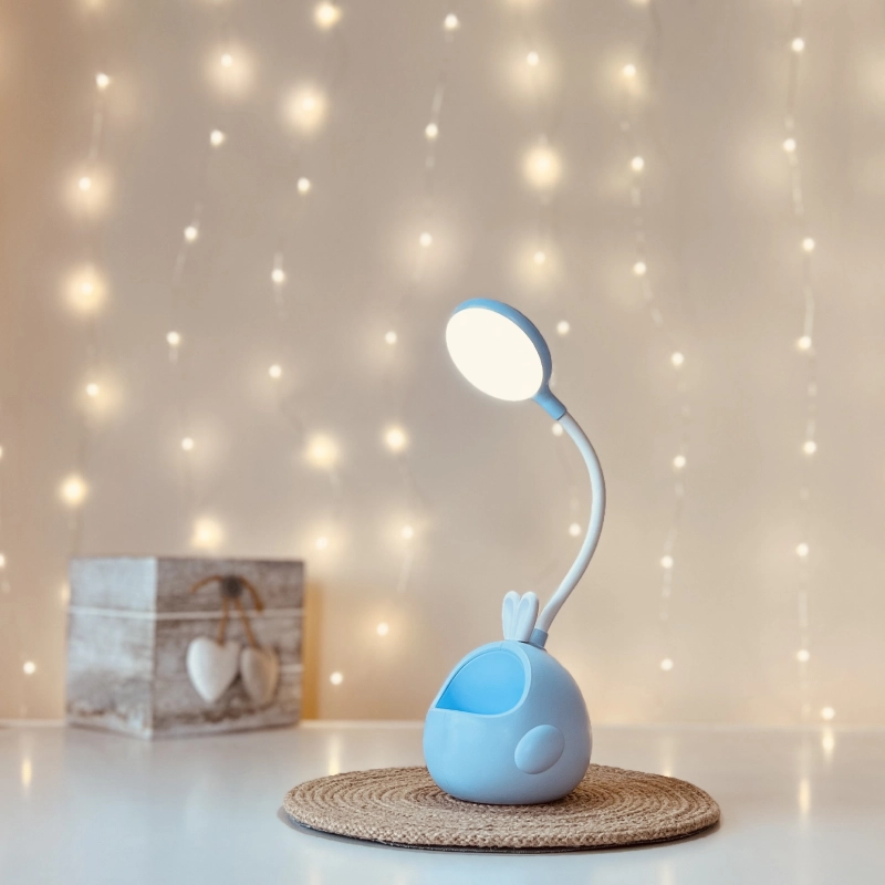 Lampka biurkowa dziecięca Króliczek LED, Lampka biurkowa dziecięca. 1 tryb jasności; delikatna barwa światła. Pojemniczek na artykuły szkolne