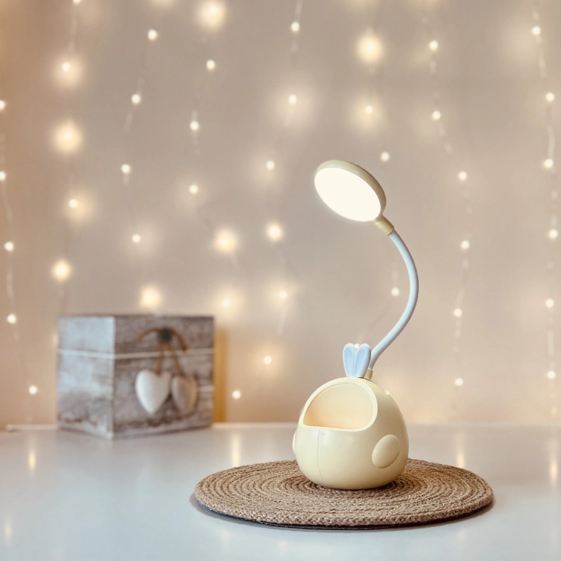 Lampka biurkowa dziecięca Króliczek LED, Lampka biurkowa dziecięca. 1 tryb jasności; delikatna barwa światła. Pojemniczek na artykuły szkolne