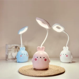 Lampka na biurko Królik LED, Lampka biurkowa dziecięca. 1 tryb jasności; delikatna barwa światła. Pojemniczek na artykuły szkolne