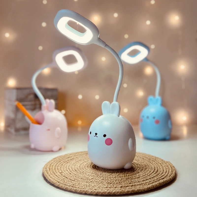Lampka na biurko Królik LED, Lampka biurkowa dziecięca. 1 tryb jasności; delikatna barwa światła. Pojemniczek na artykuły szkolne