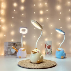 Lampka biurkowa dziecięca Kaczka LED, Lampka biurkowa dziecięca. 1 tryb jasności; delikatna barwa światła. Pojemniczek na artykuły szkolne