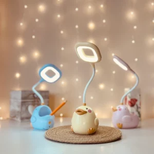 Lampka biurkowa dziecięca Kaczka LED, Lampka biurkowa dziecięca. 1 tryb jasności; delikatna barwa światła. Pojemniczek na artykuły szkolne