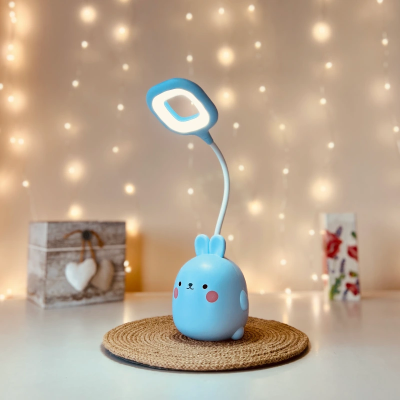 Lampka na biurko Królik LED, Lampka biurkowa dziecięca. 1 tryb jasności; delikatna barwa światła. Pojemniczek na artykuły szkolne