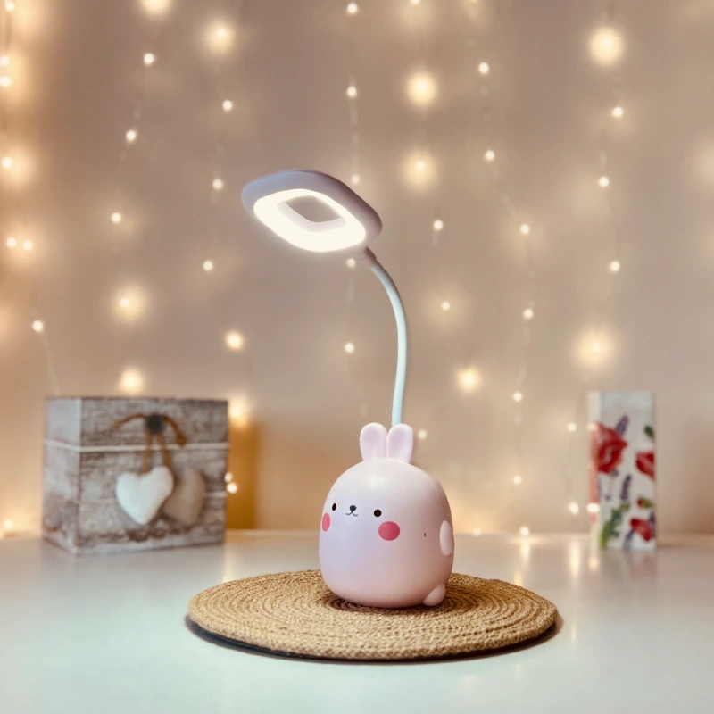 Lampka na biurko Królik LED, Lampka biurkowa dziecięca. 1 tryb jasności; delikatna barwa światła. Pojemniczek na artykuły szkolne