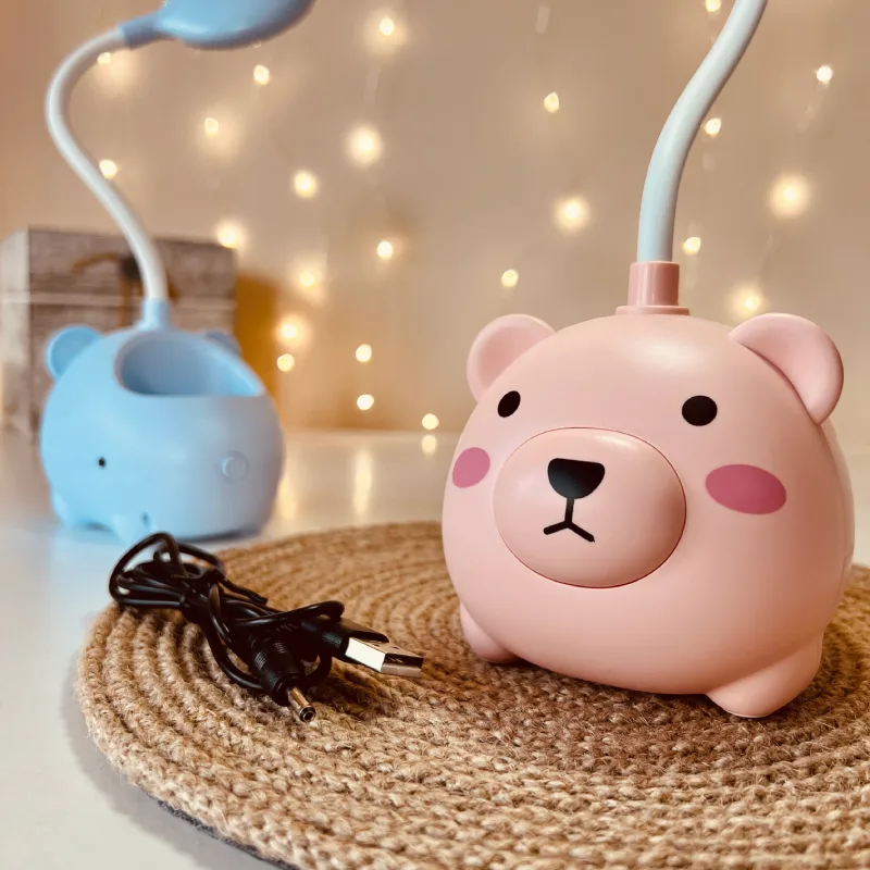 Lampka biurkowa dziecięca Mini Miś LED, Lampka biurkowa dziecięca. 1 tryb jasności; delikatna barwa światła. Pojemniczek na artykuły szkolne
