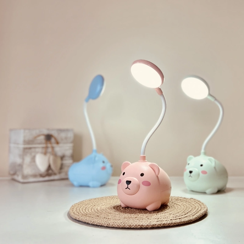 Lampka biurkowa dziecięca Mini Miś LED, Lampka biurkowa dziecięca. 1 tryb jasności; delikatna barwa światła. Pojemniczek na artykuły szkolne