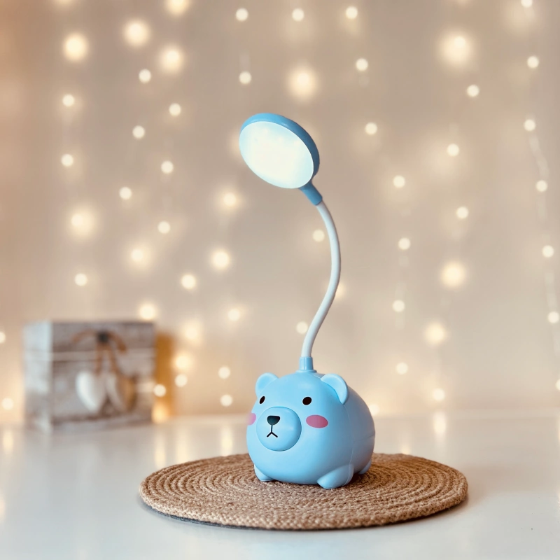 Lampka biurkowa dziecięca Mini Miś LED, Lampka biurkowa dziecięca. 1 tryb jasności; delikatna barwa światła. Pojemniczek na artykuły szkolne