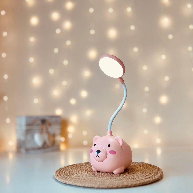 Lampka biurkowa dziecięca Mini Miś LED, Lampka biurkowa dziecięca. 1 tryb jasności; delikatna barwa światła. Pojemniczek na artykuły szkolne