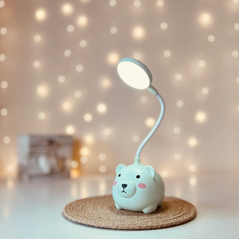 Lampka biurkowa dziecięca Mini Miś LED, Lampka biurkowa dziecięca. 1 tryb jasności; delikatna barwa światła. Pojemniczek na artykuły szkolne