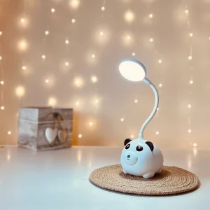 Lampka biurkowa dziecięca Panda LED, Lampka biurkowa dziecięca. 1 tryb jasności; delikatna barwa światła. Pojemniczek na artykuły szkolne