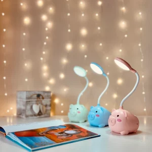 Lampka biurkowa dziecięca Prosiątko LED, Lampka biurkowa dziecięca. 1 tryb jasności; delikatna barwa światła. Pojemniczek na artykuły szkolne