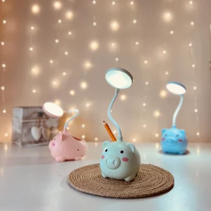 Lampka biurkowa dziecięca Prosiątko LED, Lampka biurkowa dziecięca. 1 tryb jasności; delikatna barwa światła. Pojemniczek na artykuły szkolne