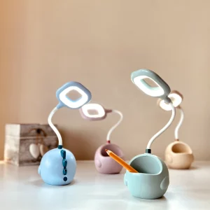 Lampka biurkowa dziecięca Jaszczurka LED, Lampka biurkowa dziecięca. 1 tryb jasności; delikatna barwa światła. Pojemniczek na artykuły szkolne