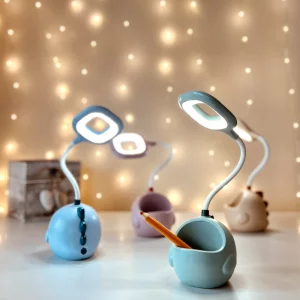 Lampka biurkowa dziecięca Jaszczurka LED, Lampka biurkowa dziecięca. 1 tryb jasności; delikatna barwa światła. Pojemniczek na artykuły szkolne
