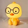 Kurczątko z okularami lampka nocna dziecięca LED, lampka nocna Kurczątko dziecięca, dla dzieci. Ładowanie przez USB sprawia, że jest praktyczna i wygodna. Bezpieczna dla dzieci, dostępna w kolorze żółtym.