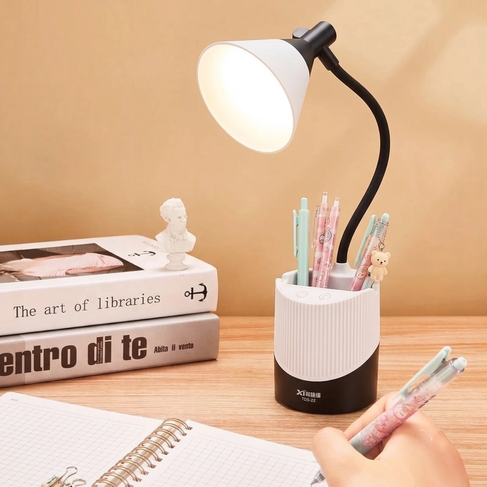 Lampka biurkowa dziecięca TGX-L2 LED, Lampka biurkowa dziecięca. 4 tryby jasności; zimna barwa światła. Pojemniczek na artykuły szkolne