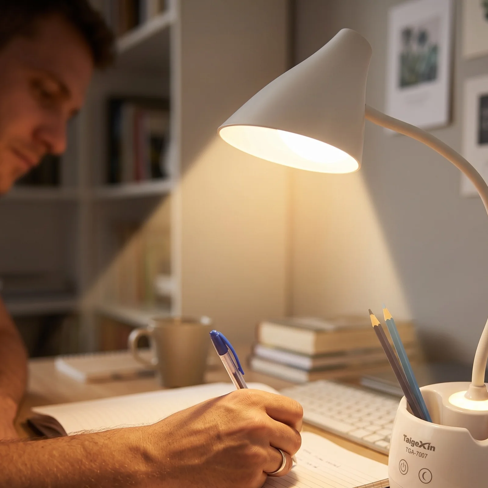 Lampka biurkowo-nocna dziecięca TGX-7007 LED, Lampka biurkowa dziecięca z kablem type-c. Zmienna jasność; zimna barwa światła. Pojemniczek na artykuły szkolne